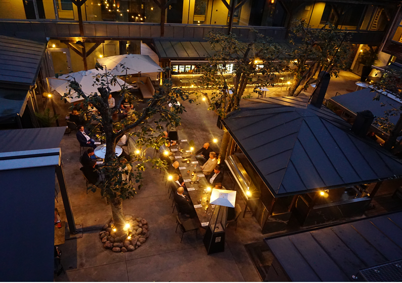 Kvällsbild från The Lamps utegård